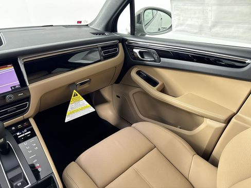 Certified 2025 Porsche Macan image 27
