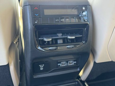 Used 2022 Jeep Grand Cherokee L Limited AWD/4WD image 32