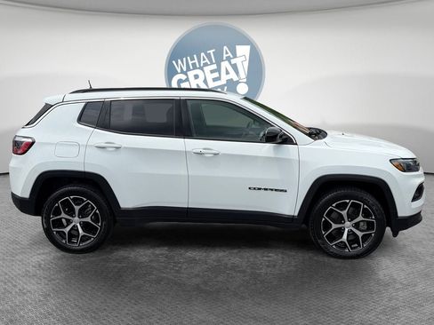 Used 2024 Jeep Compass Latitude AWD/4WD image 2