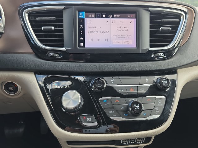 Used 2023 Chrysler Voyager LX FWD image 23