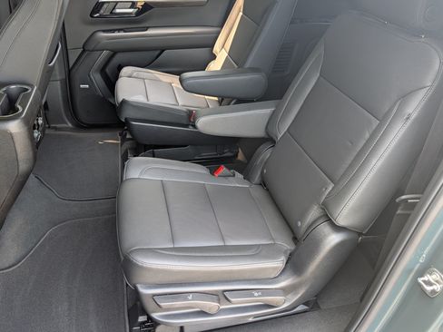 Used 2026 Chevrolet Suburban Z71 w/ Comfort Package AWD/4WD image 18