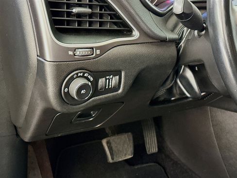 Used 2019 Jeep Cherokee Latitude Plus AWD/4WD image 17