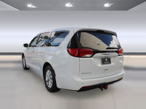 Used 2018 Chrysler Pacifica Touring Plus image 3