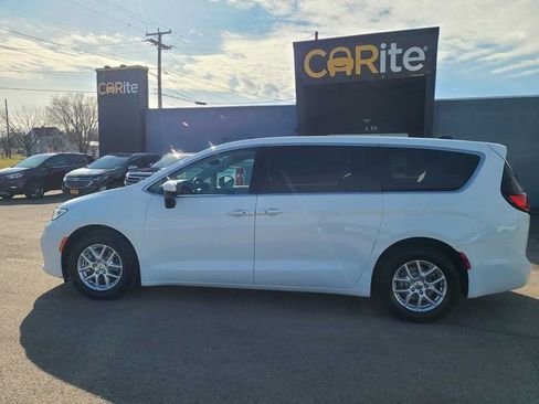 Used 2023 Chrysler Pacifica Touring-L image 10