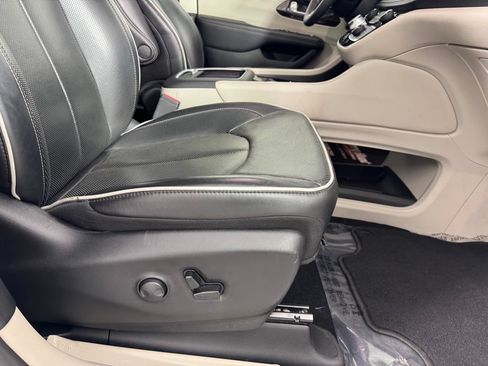 Used 2024 Chrysler Pacifica Limited FWD image 32