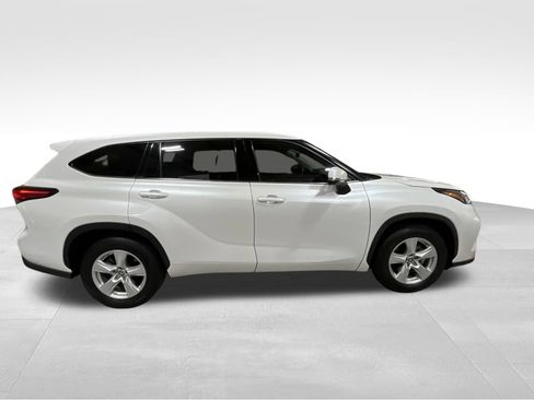 Used 2022 Toyota Highlander L FWD image 4