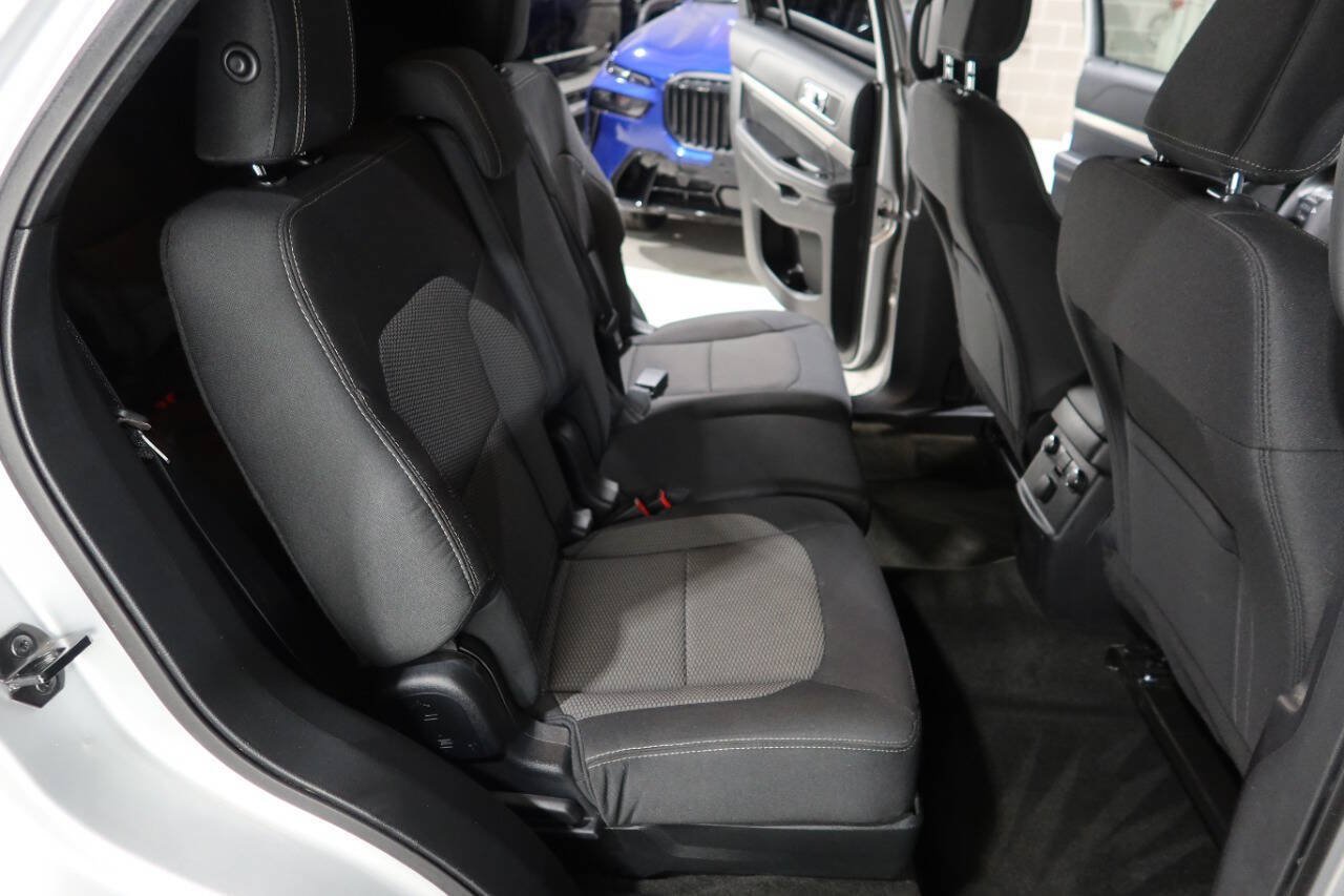 Used 2018 Ford Explorer XLT w/ Equipment Group 201A FWD image 14