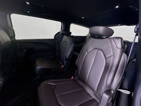 New 2026 Chrysler Pacifica Select image 25