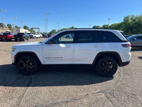 Used 2022 Jeep Grand Cherokee Altitude AWD/4WD image 5