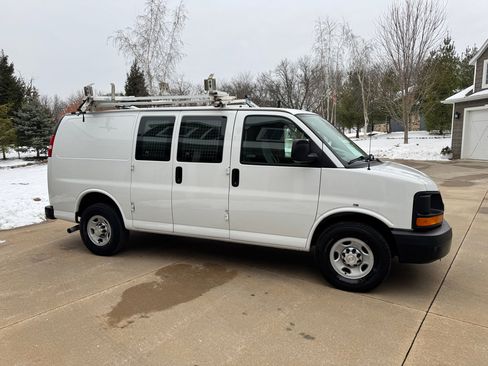 Used 2015 Chevrolet Express 2500 image 7
