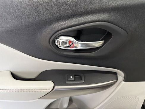 Used 2019 Jeep Cherokee Limited image 39