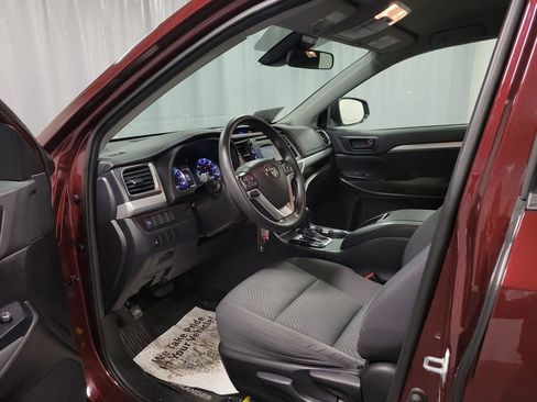 Used 2019 Toyota Highlander LE image 12