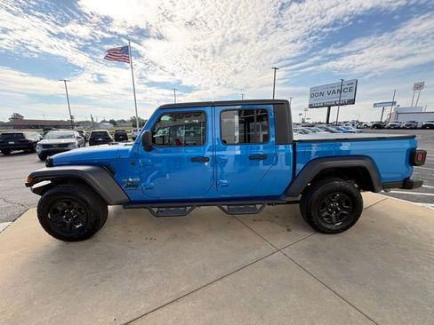 Used 2023 Jeep Gladiator Sport image 3