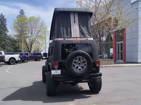 Used 2017 Jeep Wrangler Unlimited Rubicon w/ Connectivity Group AWD/4WD image 7