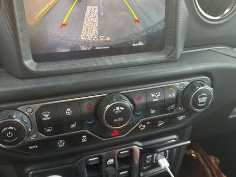 Used 2021 Jeep Wrangler Unlimited Sahara AWD/4WD image 11