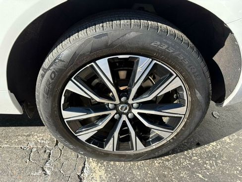 Used 2023 Volvo XC60 B5 Plus image 10