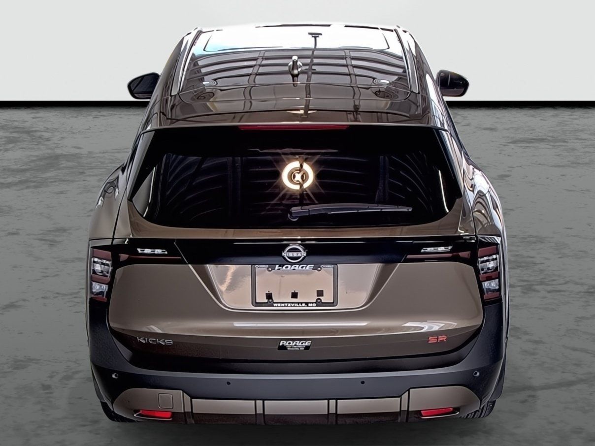 Used 2025 Nissan Kicks SR w/ SR Premium Package FWD image 3