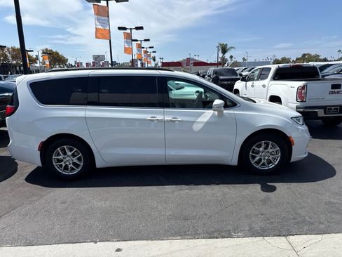 Used 2022 Chrysler Pacifica Touring-L FWD image 7