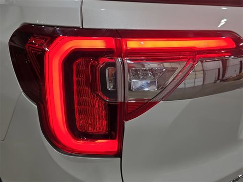 Used 2023 GMC Acadia SLT w/ Technology Package image 34