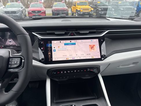 Used 2026 Jeep Cherokee Overland w/ Trailer Tow Group AWD/4WD image 28