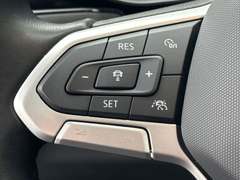 Certified 2025 Volkswagen Jetta SE w/ Sunroof Package image 31