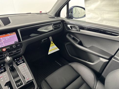 Certified 2025 Porsche Macan image 28