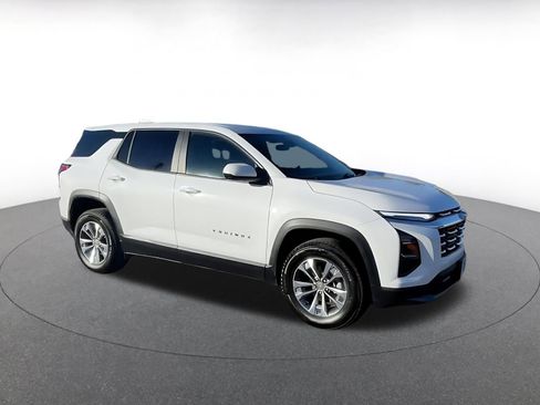 Used 2025 Chevrolet Equinox LT image 2