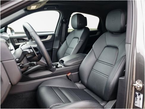 Certified 2025 Porsche Cayenne Coupe image 5