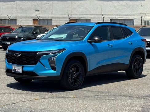 New 2026 Chevrolet Trax LT w/ Midnight Edition FWD image 3