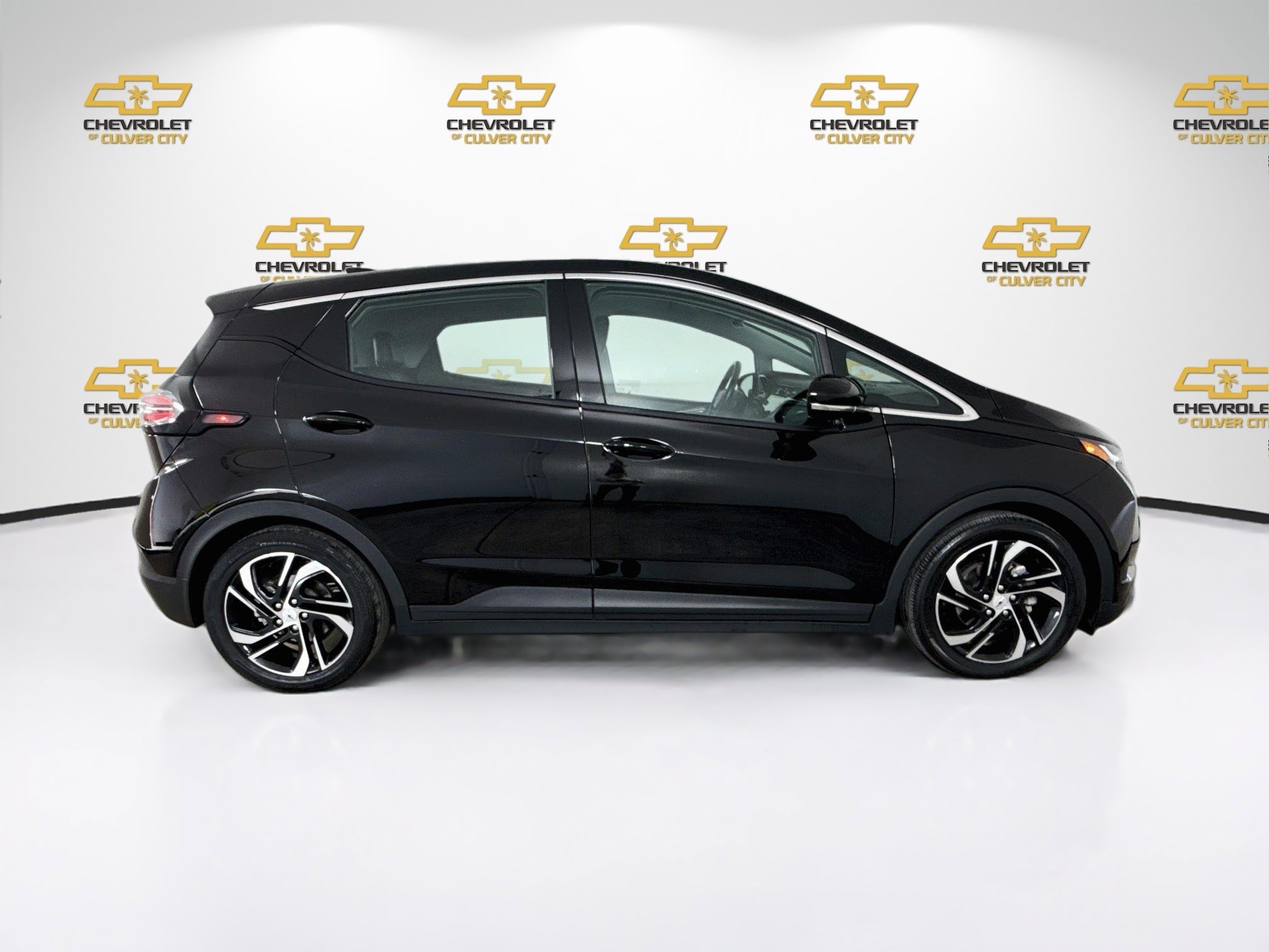 Used 2023 Chevrolet Bolt LT w/ Infotainment Package FWD image 9