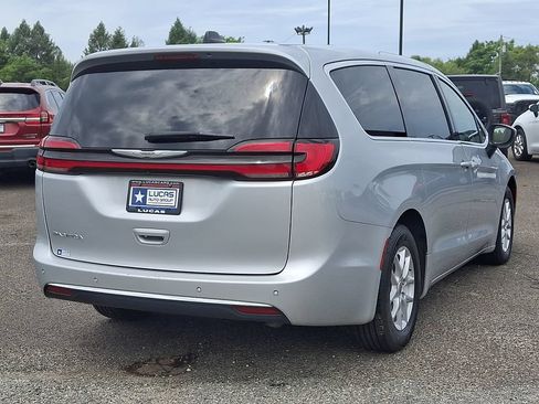 Used 2023 Chrysler Pacifica Touring-L FWD image 11