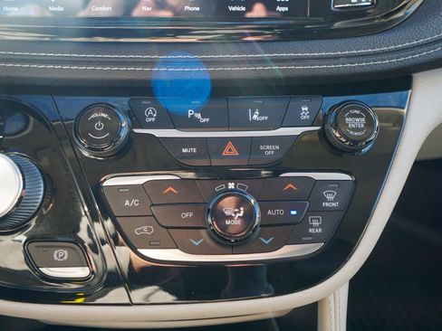 Used 2021 Chrysler Pacifica Limited w/ Uconnect Theater Family Group image 29