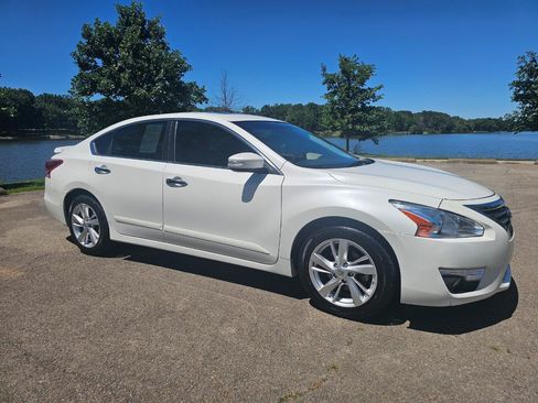 Used 2013 Nissan Altima 2.5 SL w/ Technology Pkg FWD image 2
