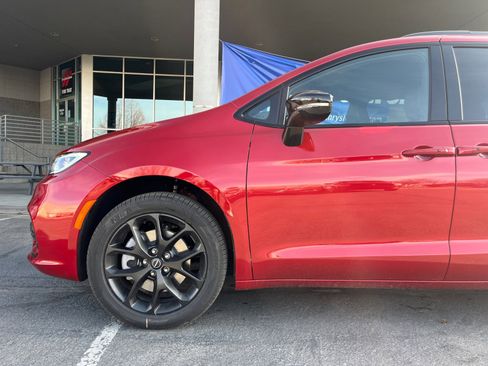 New 2026 Chrysler Pacifica Limited image 9