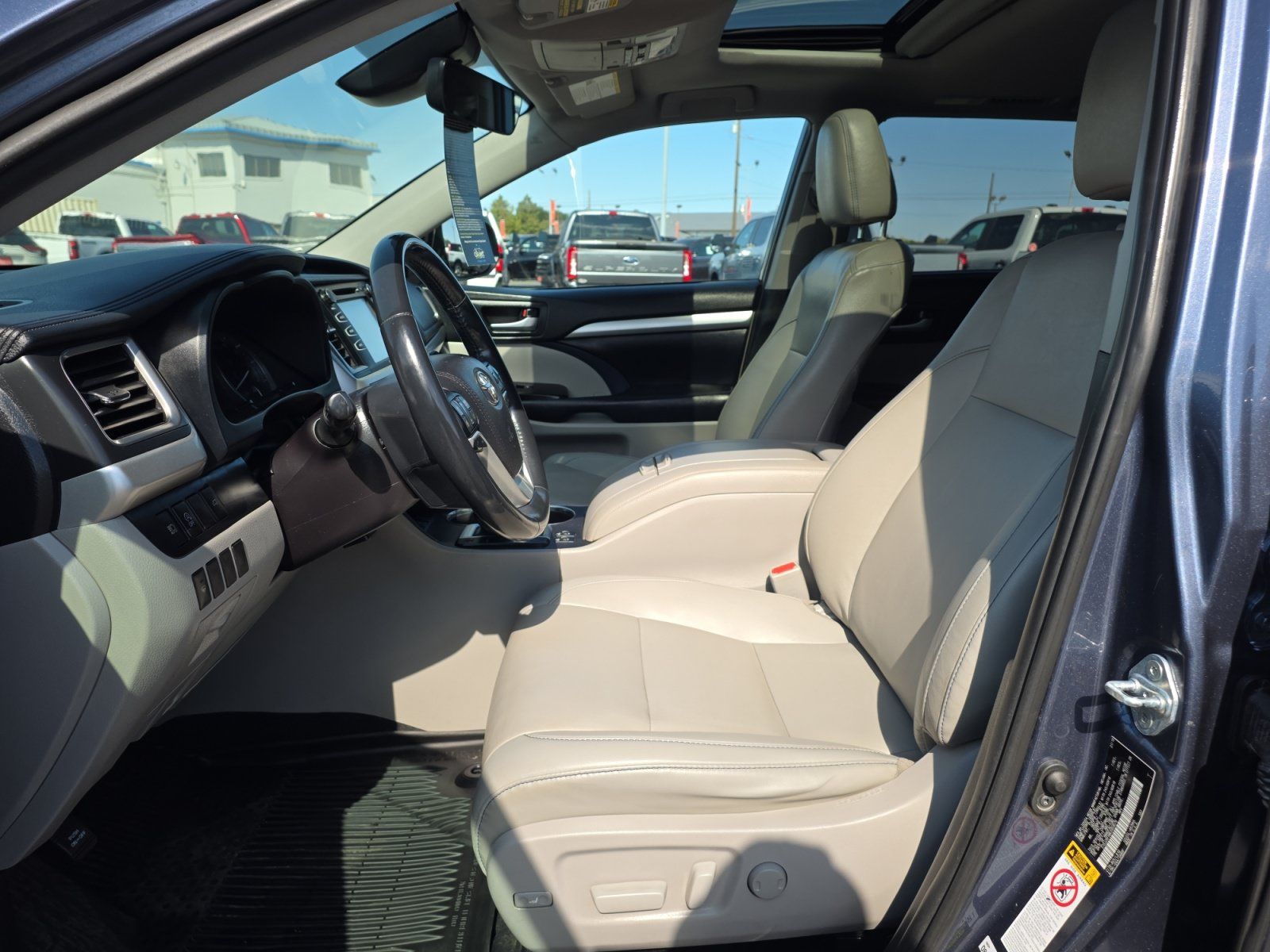 Used 2019 Toyota Highlander XLE AWD/4WD image 18