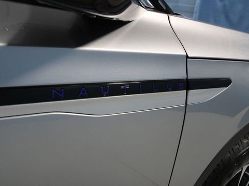 Used 2025 Lincoln Nautilus Premier image 37