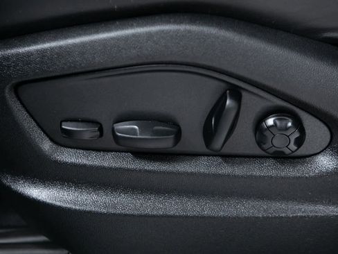 Certified 2023 Porsche Cayenne Platinum Edition image 17