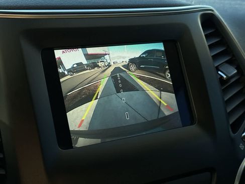 Used 2019 Jeep Cherokee Latitude w/ Popular Appearance Group image 19