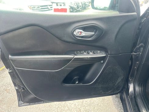 Used 2016 Jeep Cherokee Sport FWD image 9