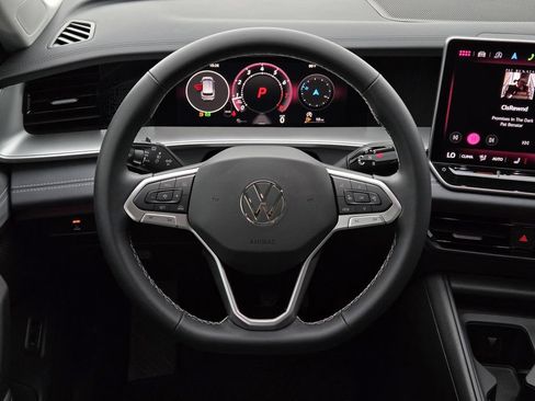 Used 2025 Volkswagen Tiguan SE FWD image 15
