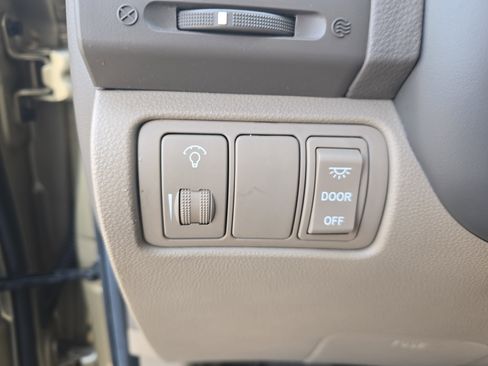 Used 2009 Kia Sedona LX image 28