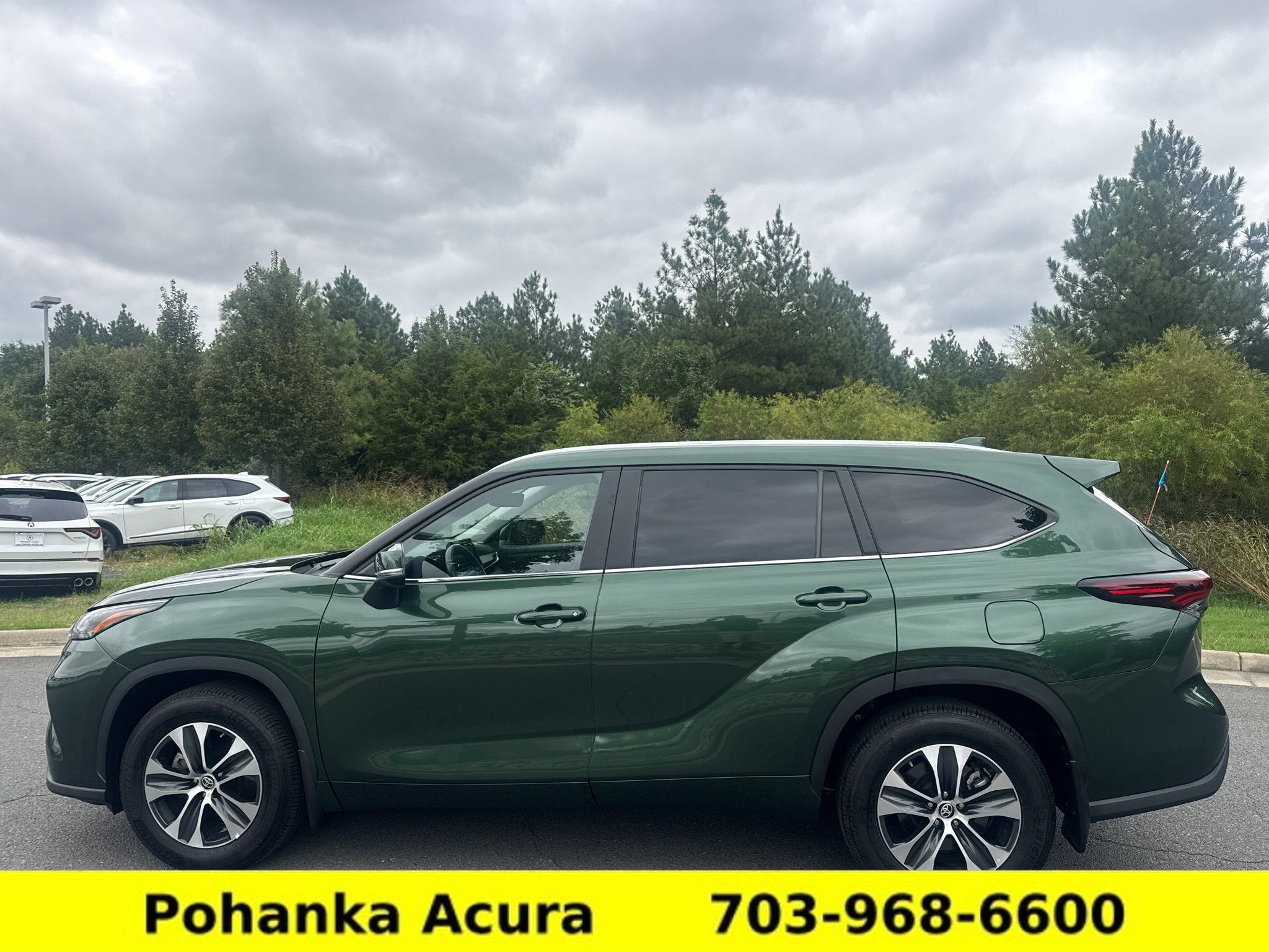 Used 2024 Toyota Highlander XLE AWD/4WD image 4