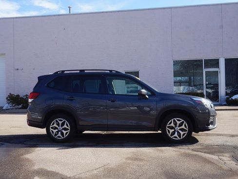 Used 2023 Subaru Forester Premium image 4