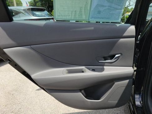 Certified 2025 Hyundai Elantra SE FWD image 11