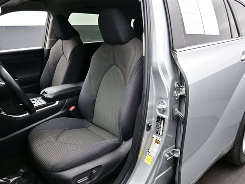 Used 2023 Toyota Highlander LE AWD/4WD image 12