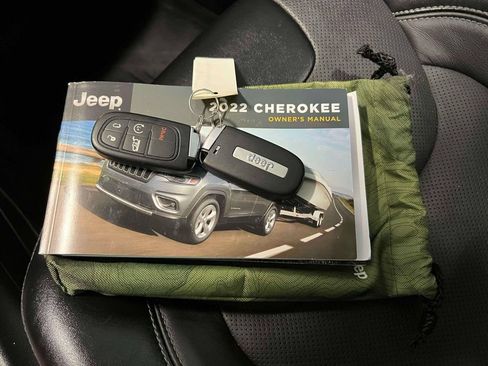 Used 2022 Jeep Cherokee Limited w/ Mopar Interior Package AWD/4WD image 38