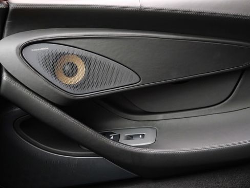 Used 2019 McLaren 570S Coupe RWD image 18