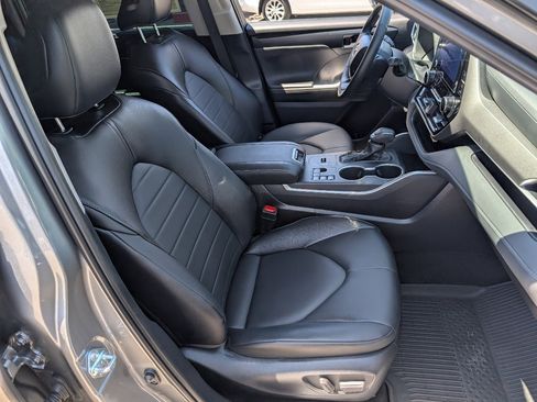 Used 2025 Toyota Highlander XLE image 9