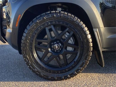 Used 2023 Land Rover Defender 130 SE image 32