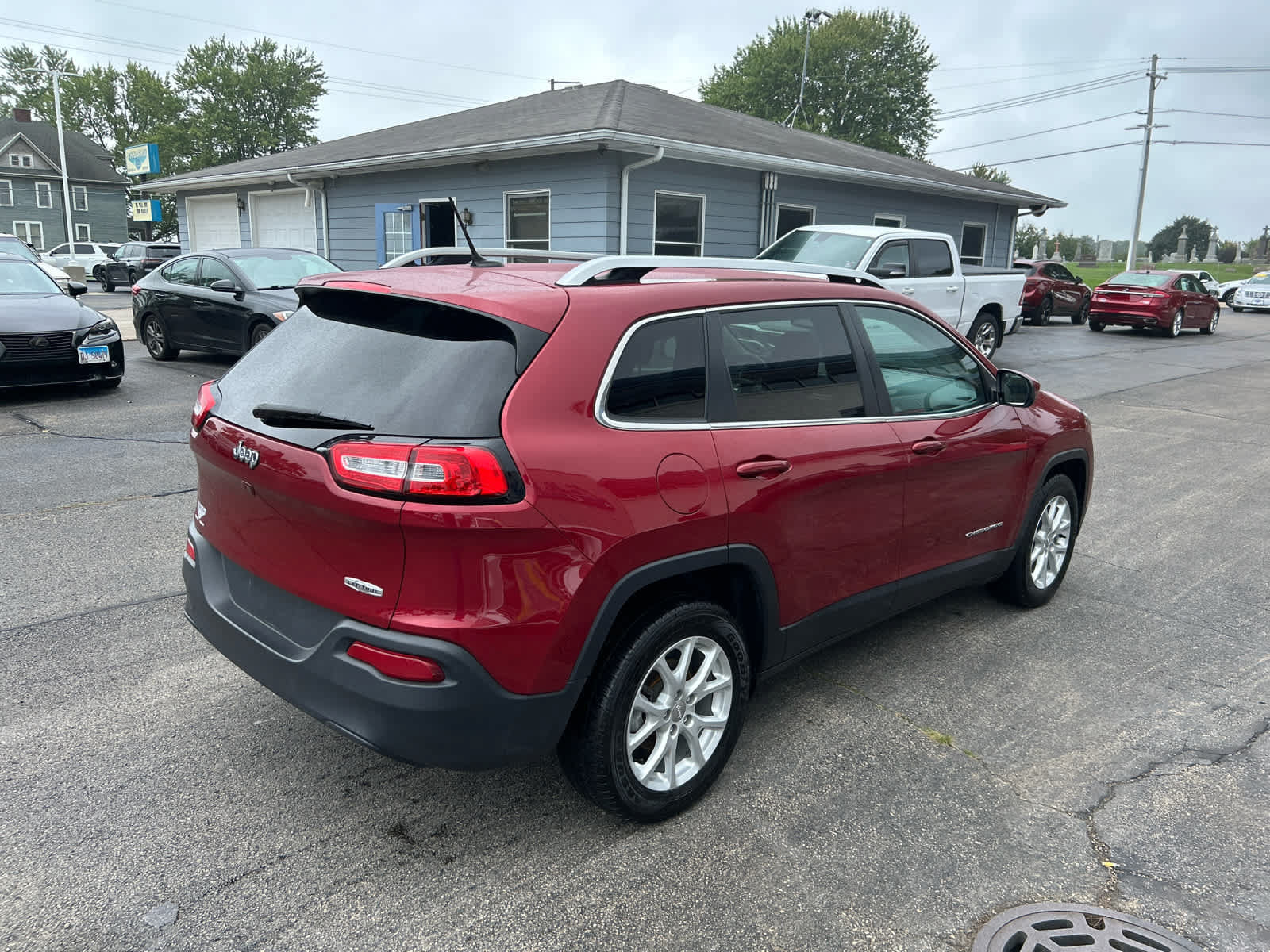 Used 2017 Jeep Cherokee Latitude w/ Cold Weather Group FWD image 3